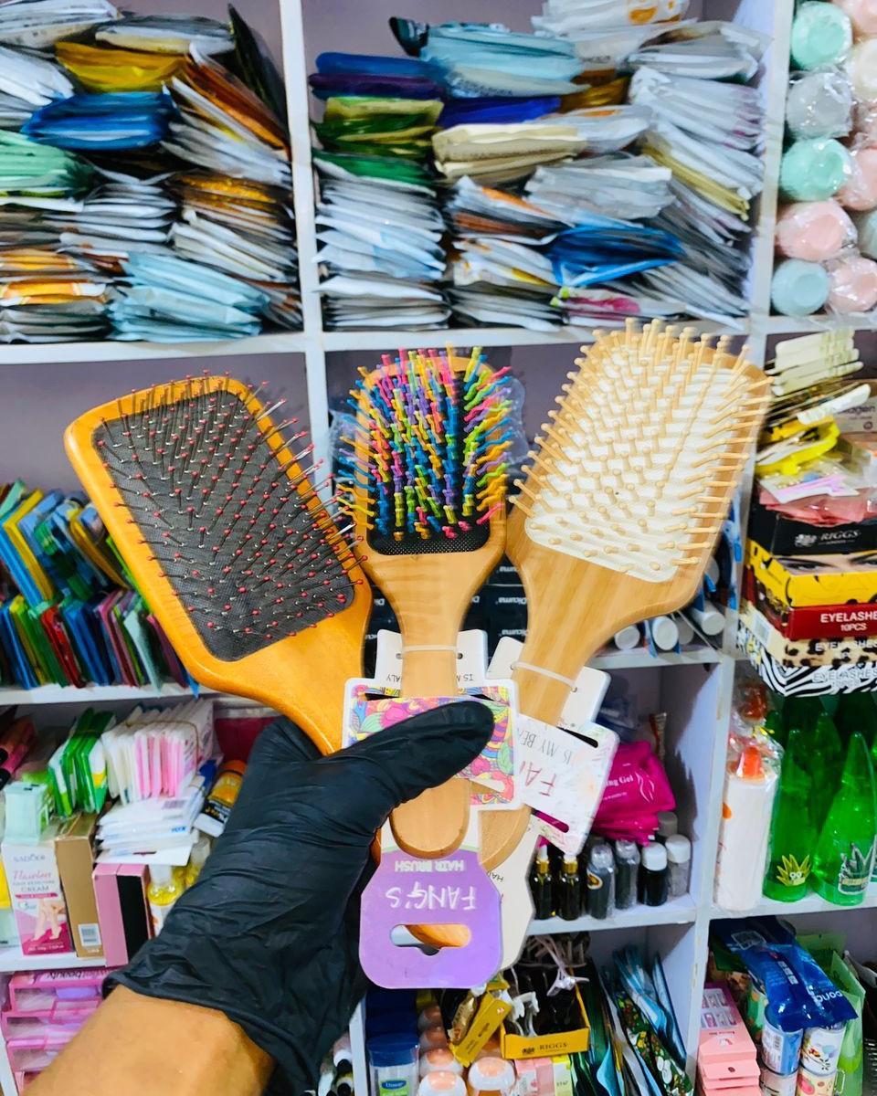 Wig brush